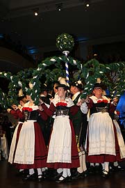 Debütanten bei der Narrhalla Gala am 14.11.2015 (©Foto: Ingrid Grossmnn)